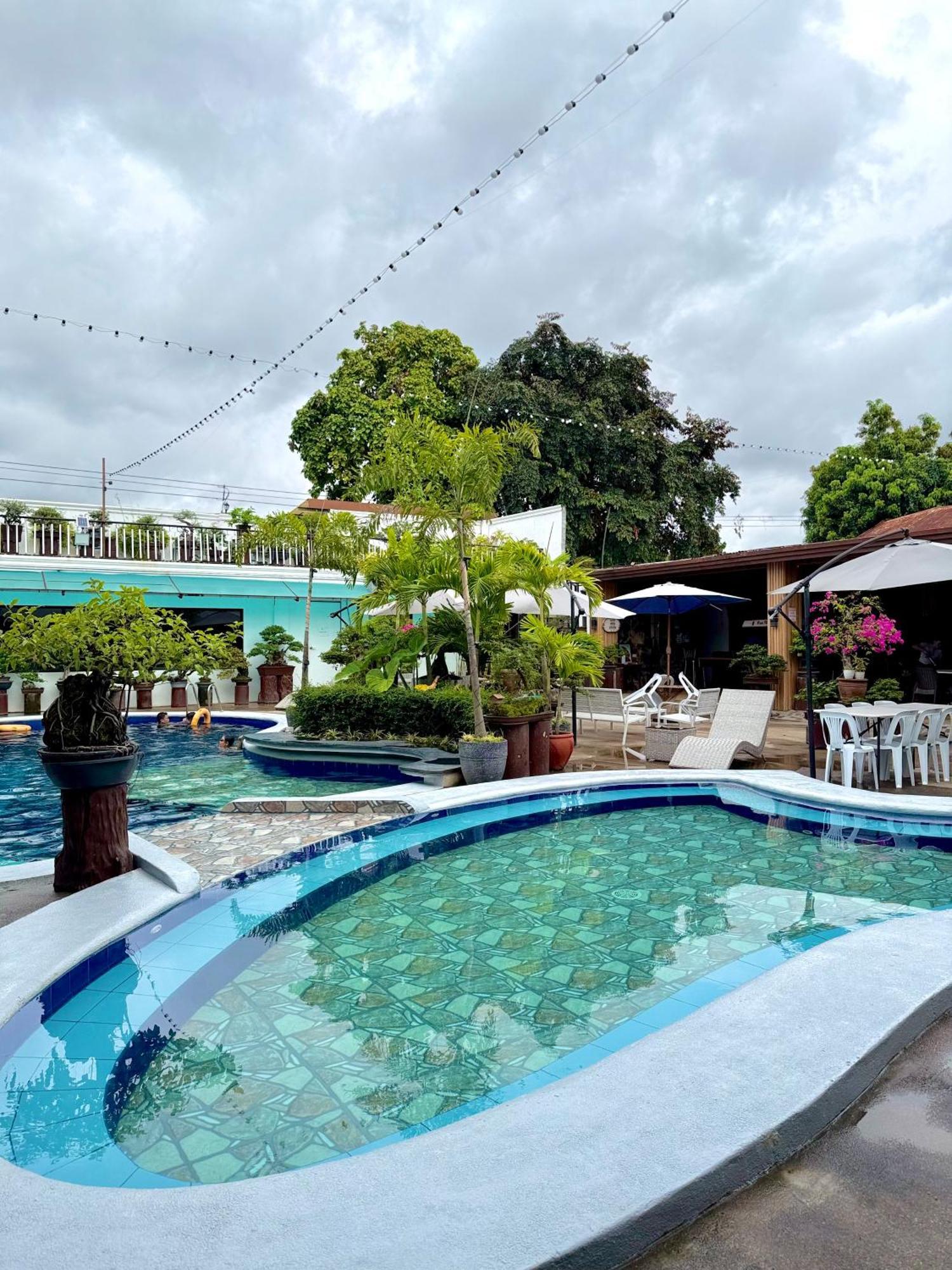 Vincent Resort Hotel Angeles Exteriör bild