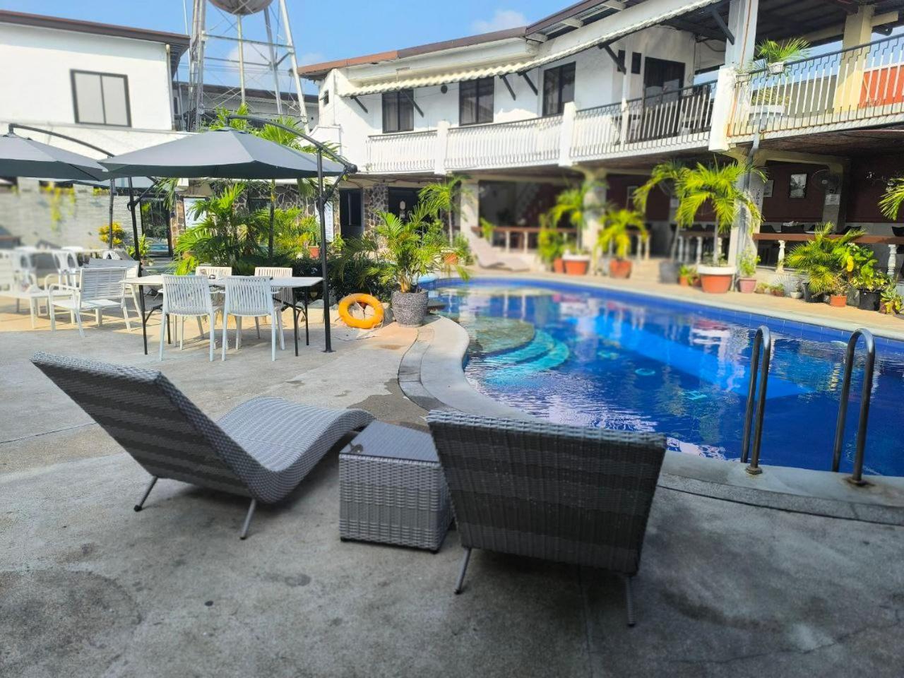 Vincent Resort Hotel Angeles Exteriör bild